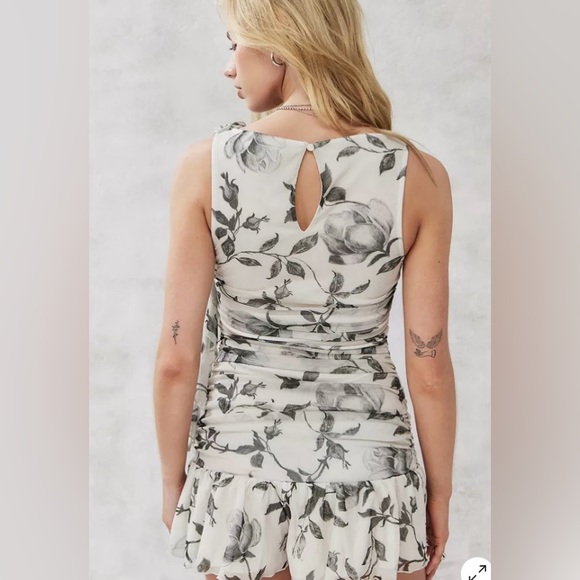 UO Emily Corsage Playsuit - Picture 4 of 4